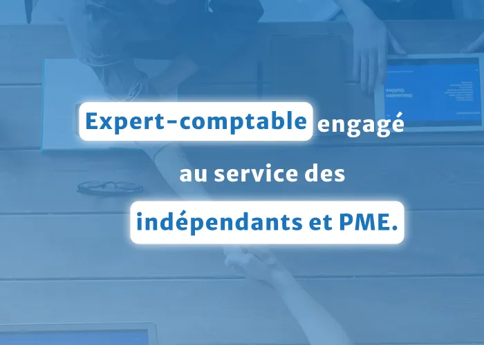 En fond, vue plongeante sur un bureau avec des ordinateurs et 2 entrepreneurs qui seserrent la main. Filtre bleu sur l'image. Texte en incrustation au 1er plan : Expert-comptable engagé au service des indépendants et PME
