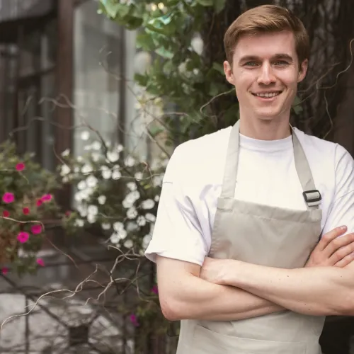 Jeune homme avec son tablier de travail