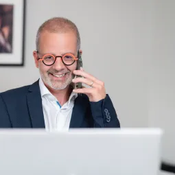 François-Régis Chabert au téléphone, souriant